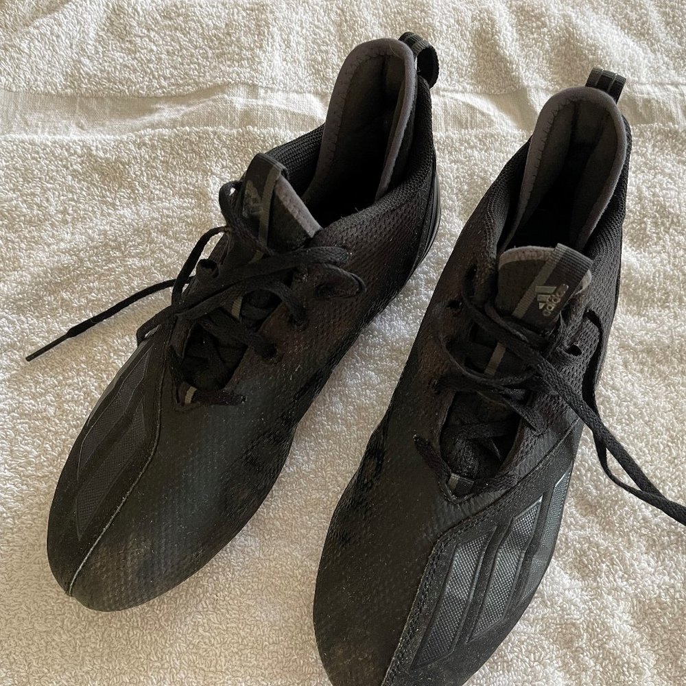 Mens size 9.5 ADIDAS football cleats